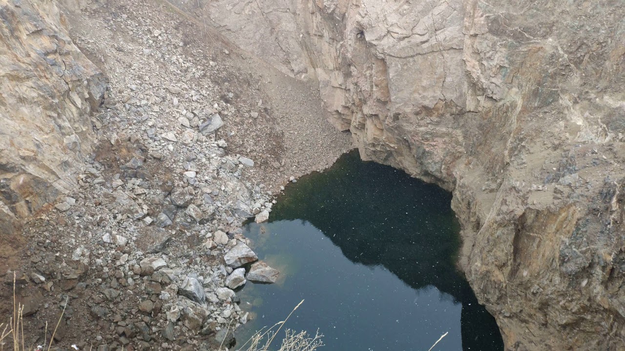 Падение камня в воду