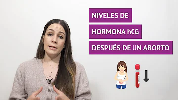 ¿A qué velocidad desciende la hCG tras un aborto espontáneo a las 5 semanas?