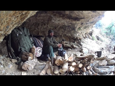 PRIMITIVE CAMP IN A CAVE AT 800 METERS HEIGHT BUSHCRAFT