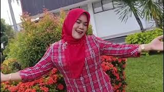 SEKUNTUM MAWAR MERAH (ELVI SUKAESIH) cover by Yuli