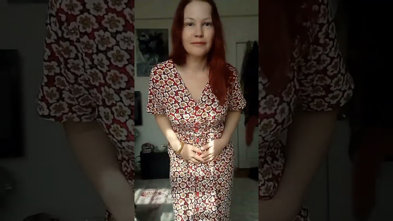 Расхломляю старые запасы платьев. Показываю, старые платья.