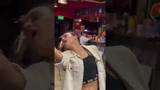 Robleis Cantando A Fuego En El Escenario