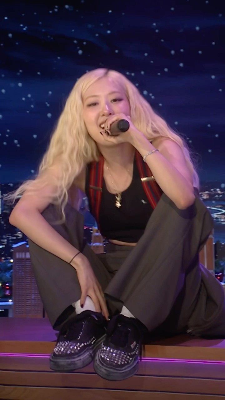 #ROSÉ performs “APT.”! #ROSÉonFallon #rosiebyROSÉ #FallonTonight