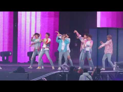 bts and halsey live in PARIS ( boy with luv ) 🎵🎵