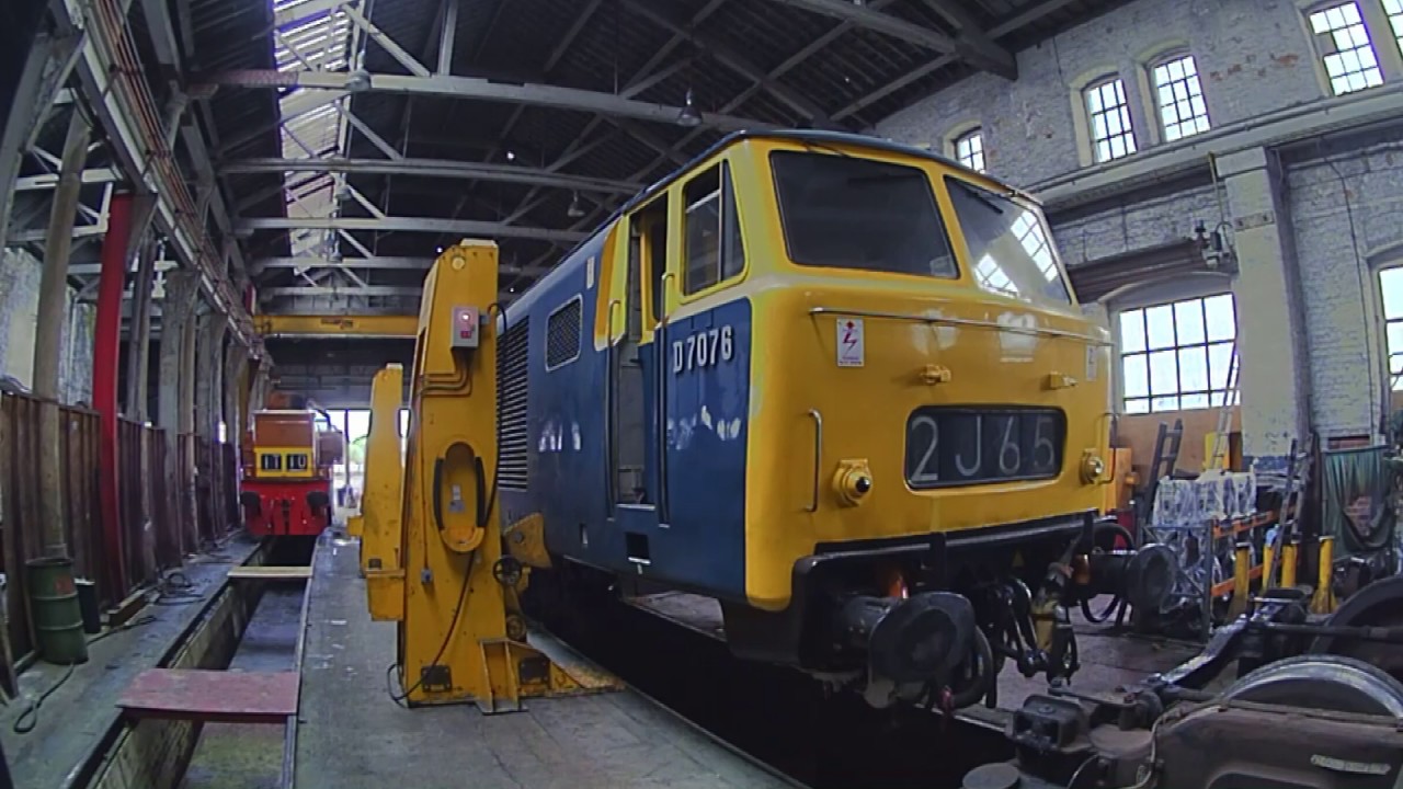Hymek, D7076 loco being lifted at ELR Bury. (Time Lapse) - YouTube