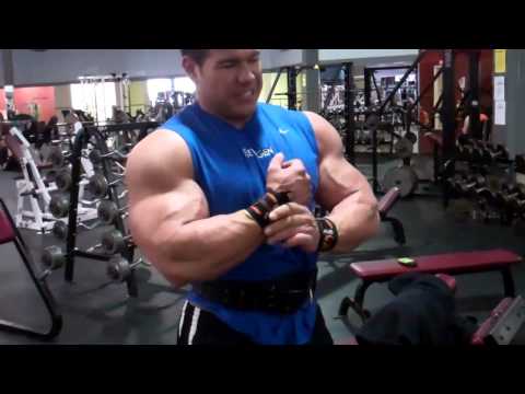 Steve Kuclo 100-pound dumbbell curls
