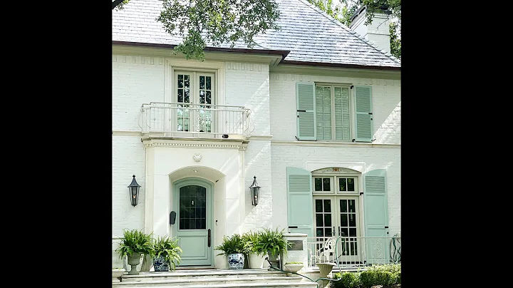 Chic Peek with Lacy Lange