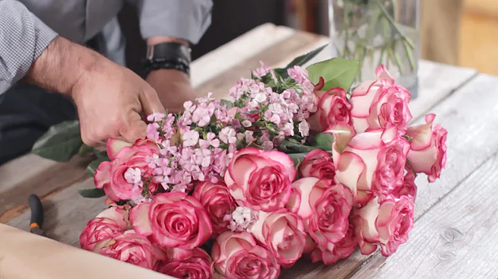 Eric Buterbaugh Unboxes & Prepares A Rose Bouquet