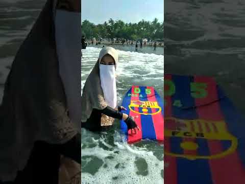 Wanita bercadar berenang dipantai  | Veiled woman swimming on the beach #shorts