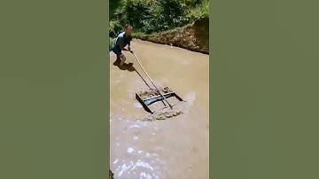 The process of leveling the rice paddies = good tools can improve efficiency.