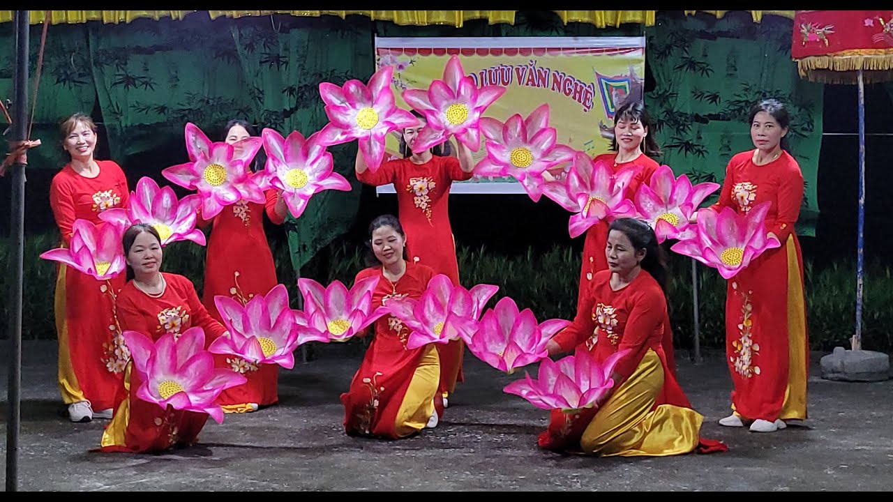 Múa Mẹ từ bi do đội văn nghệ thôn Thượng Đạt biểu diễn