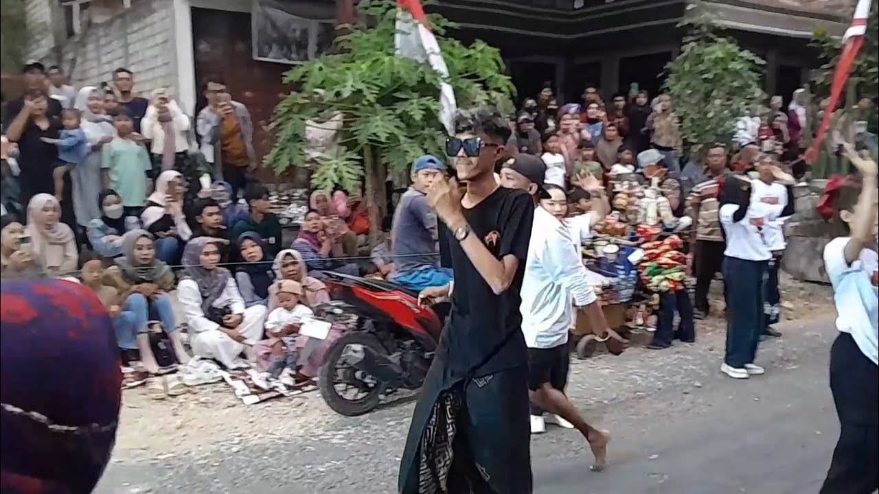 Heboh! MAS IYUN dan Sobat Ngarit Ikut Karnaval Banyu Urip Kalidawir #video #trending #sobatngaret