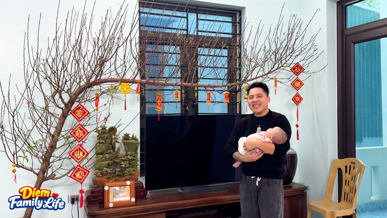 Baby Banh Bao's expression when celebrating Tet for the first time