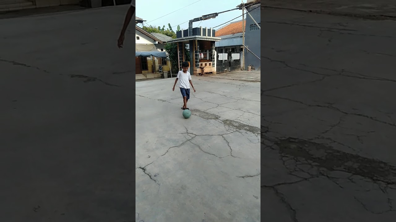 Kienra bermain bola di pagi hari