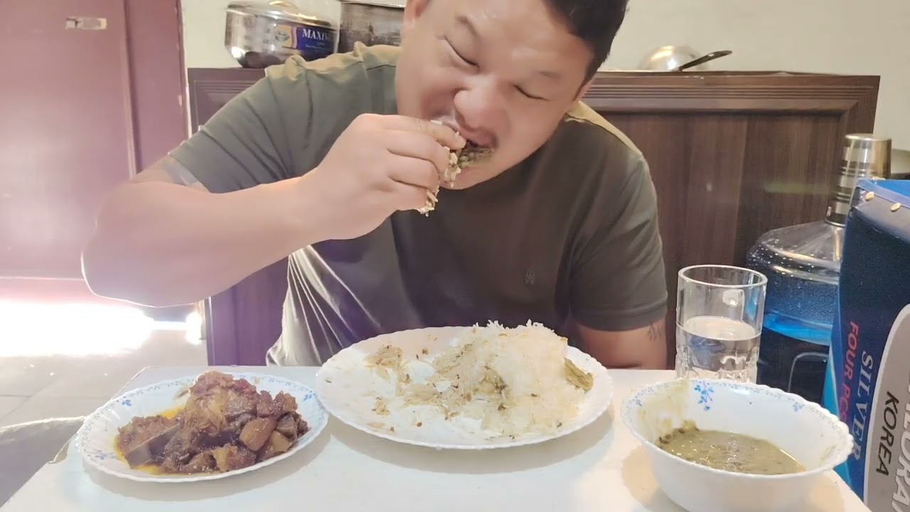 कुखराको मासु र सुगुरको रोस्ट अनि कालो दाल र तामाको अचार्को साथ मा खान खादैइ छु ल 