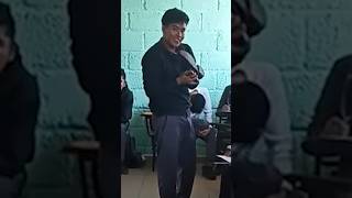 Este estudiante emprendedor bolea los zapatos de sus compañeros de clase #shortsvideo