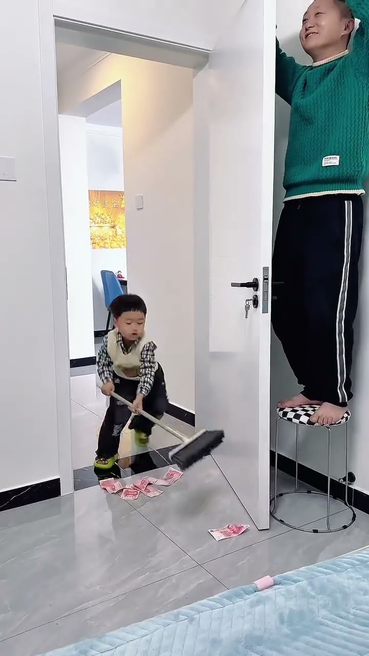 爸爸用压岁钱套路儿子，幸亏儿子机智！#Cute baby#Cute#呆萌小米宝#聪明宝宝#萌娃#整蛊#测试