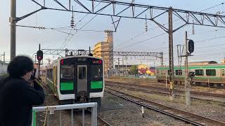 会津若松駅を出発するキハE120(国鉄色)只見線一番列車