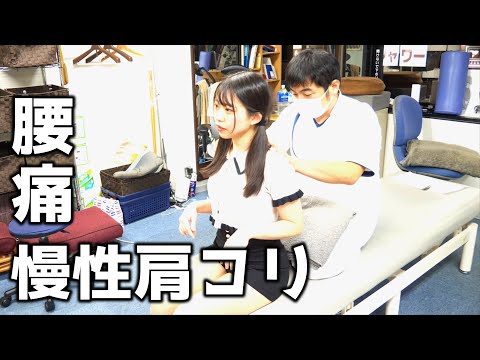 Manager Takahashi corrects a woman with chronic shoulder stiffness