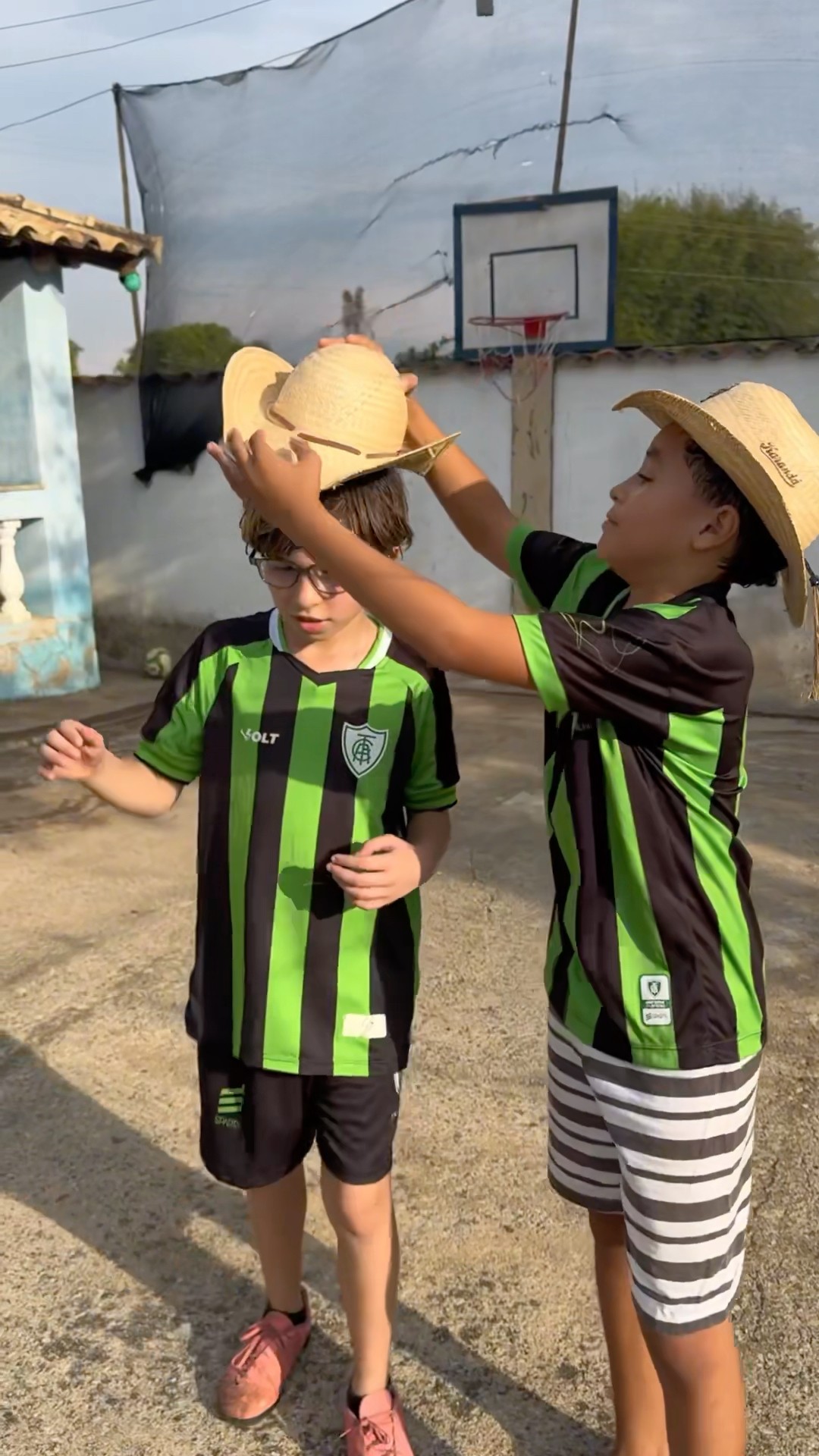 O AMENDOIM LEVOU MEU IRMÃOZINHO PRA ROÇA E O CAVALO CHUTOU ELE!?