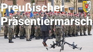 Die USH LhrGrp D begrüßt ihren Kommandeur und Preußischer Präsentiermarsch