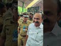 എല്ലാ കുട്ടികളെയും കൈയെടുത്ത് കാട്ടി വേദിയിലേക്ക് വരുന്ന മുഖ്യമന്ത്രി വി ഡി സതീശൻ
