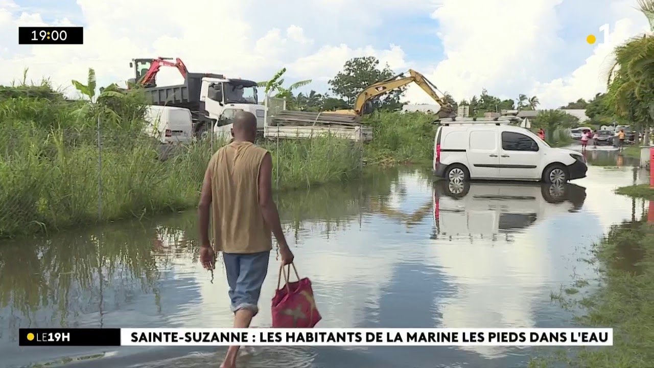 Dans le quartier de la Marine, à Sainte-Suzanne, on évacuait encore l'eau ce jeudi après-midi.