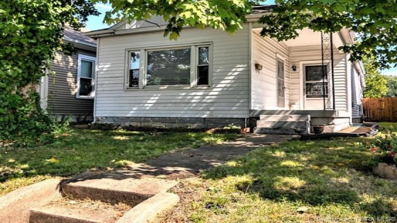 1722 Charlestown Road, New Albany, IN Presented by 812 Living Group