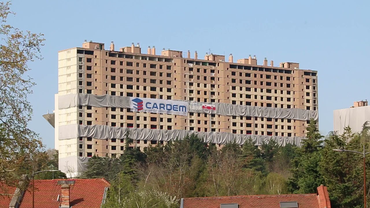 La barre Monmousseau détruite en quelques secondes à Vénissieux