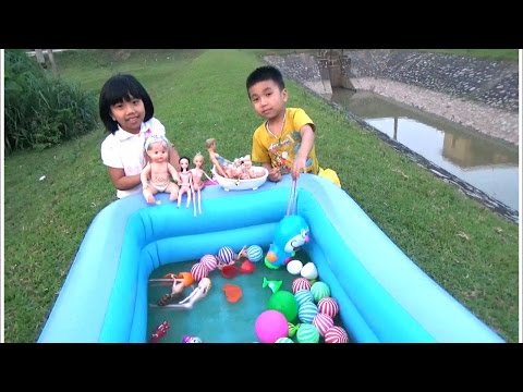 Video Bé Tắm Cho Búp Bê Ở Chiếc Phao Khổng Lồ Bên Bờ... - youtube
