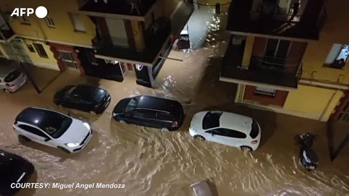 Maltempo in Spagna, auto sommerse da acqua e fango a Valencia