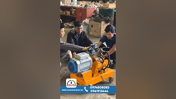 Khách đến xem và chốt máy cắt bẻ sắt cây CBD25 Hồng Hà ngay trong một nốt nhạc