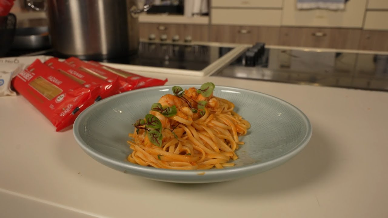 Με το Μάτι Γαρίδα Επ.2 X ΜΑΚΒΕΛ: Λαζανάκι με Γαρίδες και Σάλτσα Ντομάτας