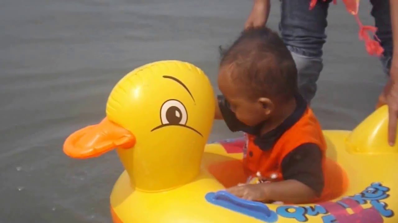 Asiknya berenang di Pantai Ancol