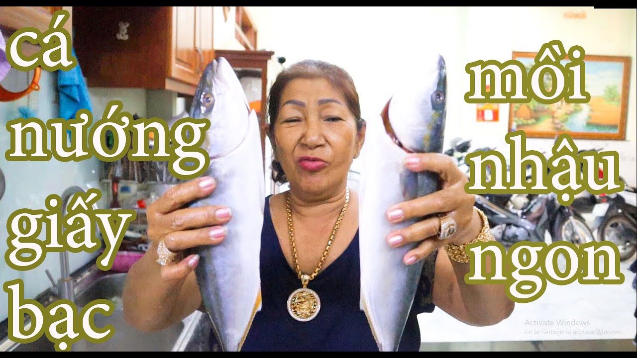 BÀ BA NƯỚNG 2 CON CÁ CAM VỚI GIẤY BẠC ĂN CÙNG RAU SỐNG NGON THÔI RỒI