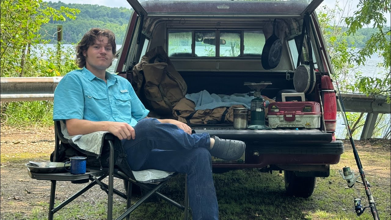 Одиночный кемпинг на грузовике и рыбалка под дождём | Мирное приключение под дождём