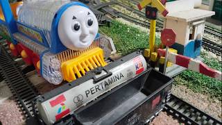 Menemukan Kereta Api Gerbong Pertamina,Gerbong Babaranjang Didepan Palang Pintu Skala Mini