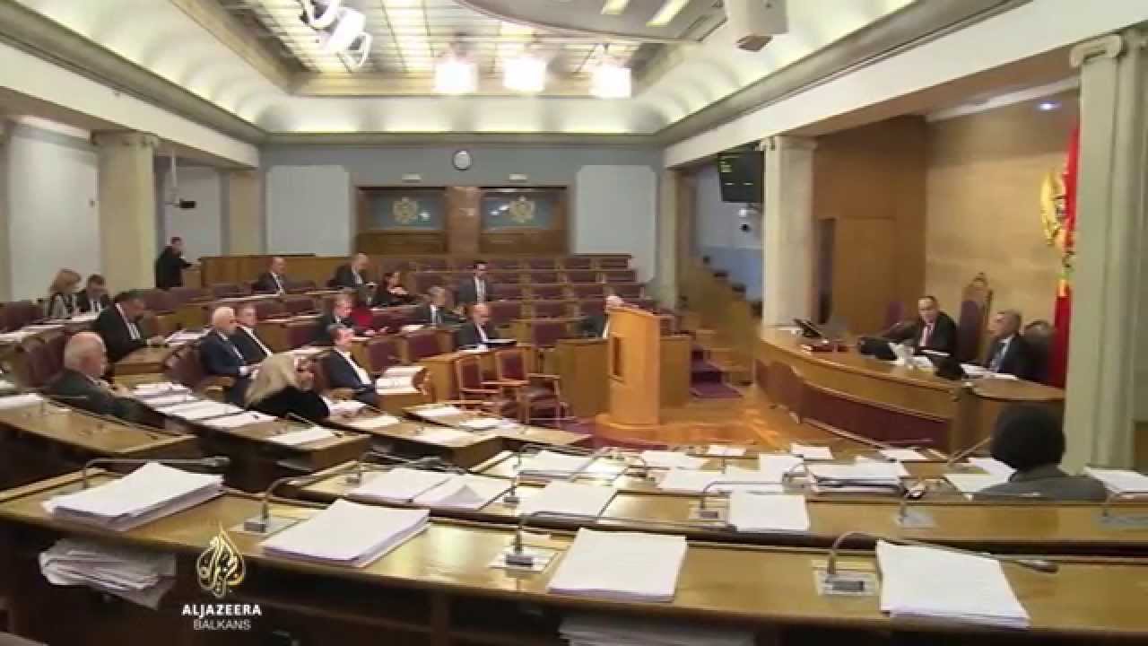 يُعدّ الصدام بين الشرطة والمتظاهرين الموضوع الرئيسي في البرلمان.