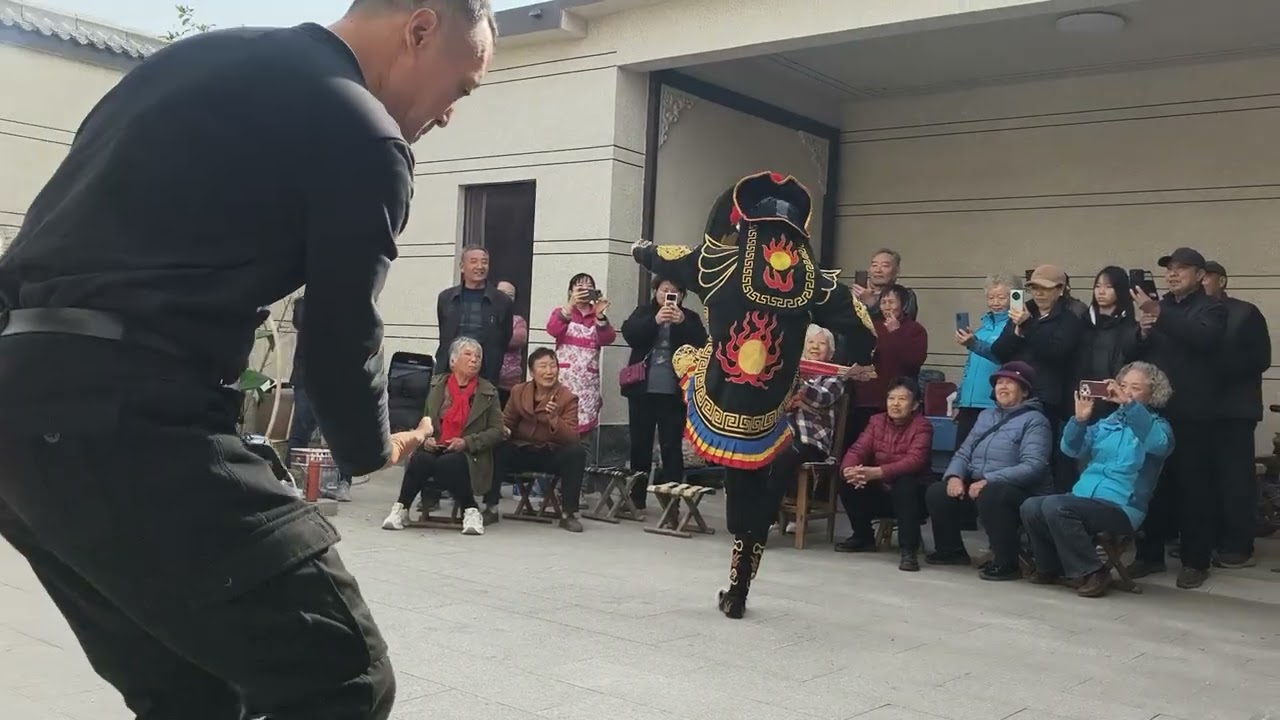 家庭农场聚餐找华艺变脸来助兴A family farm gathering with a face-changing performance for entertainment.
