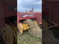 機械化飼料収穫:トラクター搭載型ベーラーによる畑作物残渣の圧縮梱包