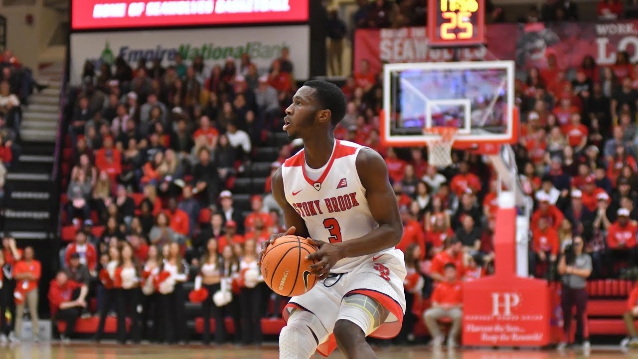 volleyball court Olaniyi reflects on 2018 Rookie of the Year honor