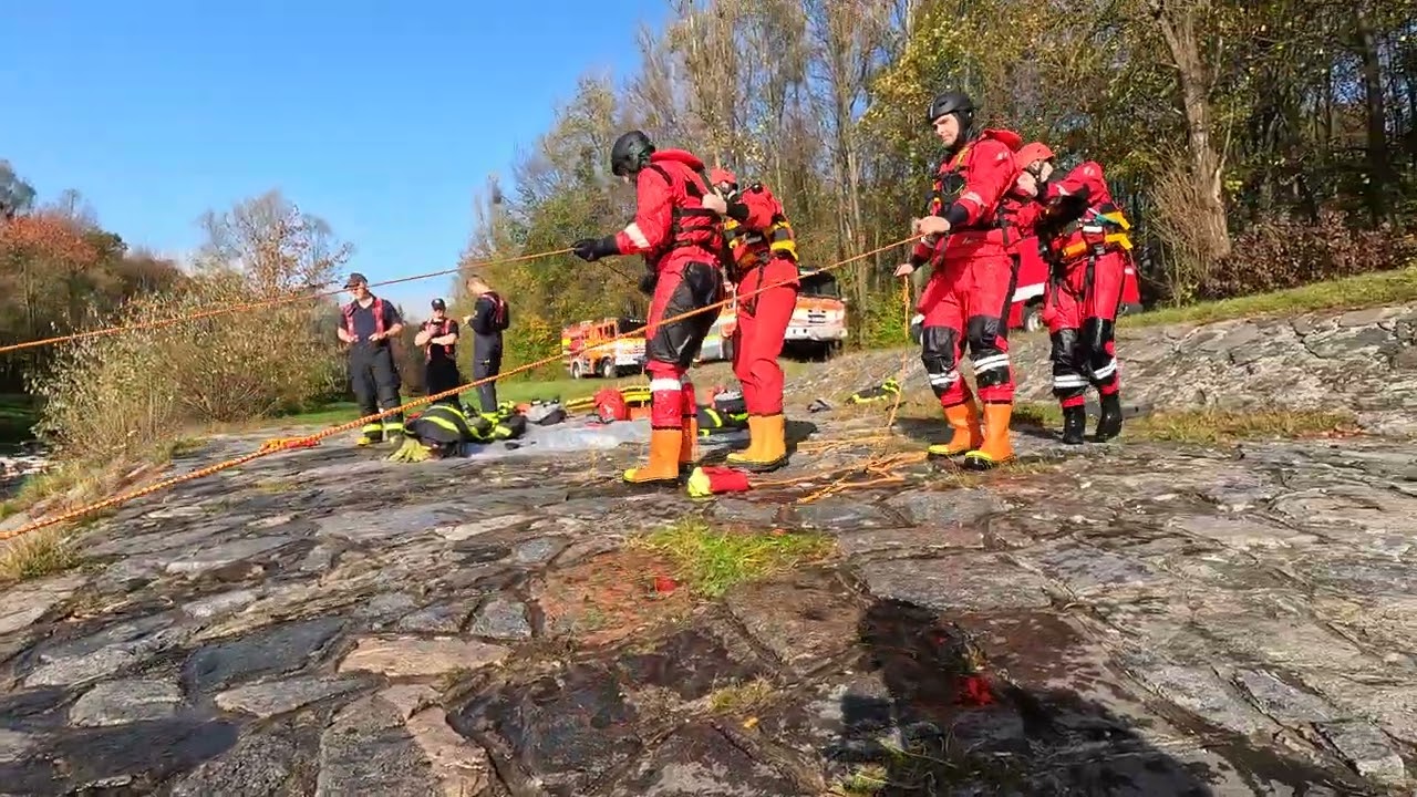 Hasiči Airport Ostrava -  Výcvik na vodě l záchrana z tekoucí vody  l water-rescue l firefighter