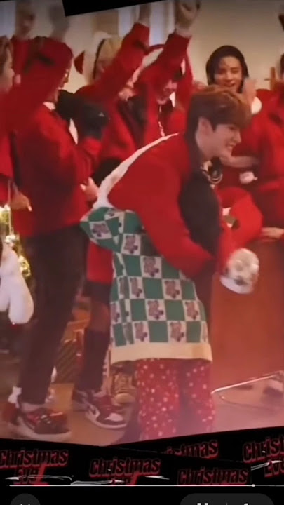 They way little girl run towards leeknow and hugged him😭 #music #newmusic #leeknowstraykids #skzedit
