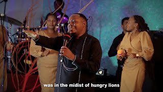 Christopher Mwahangila - Mungu Hawezi Kukusahau (Live )