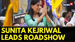 Sunita Kejriwal Roared During The Road Show In South Delhi | English News | News18 | AAP News