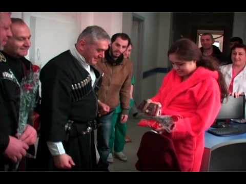 რუსთაველი ჩოხოსნები ახალშობილებს ჩუქნიან choxa.ge-ს შეკერილ სამოსს