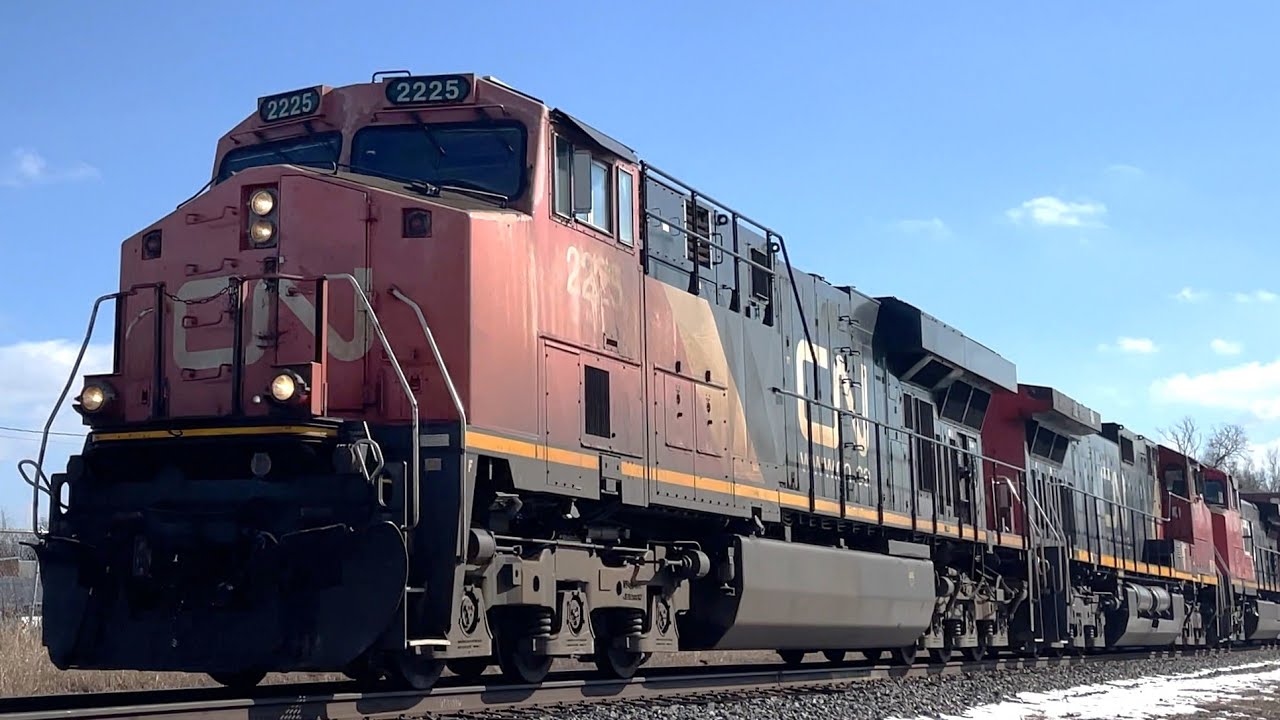 CN 2225 Leads M396-71 through Carbondale, IL