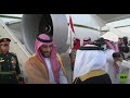 بقبلة على جبين الملك… محمد بن سلمان يبدأ زيارته للبحرين