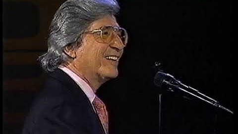 Manuel Alejandro recorre y canta sus grandes éxitos.