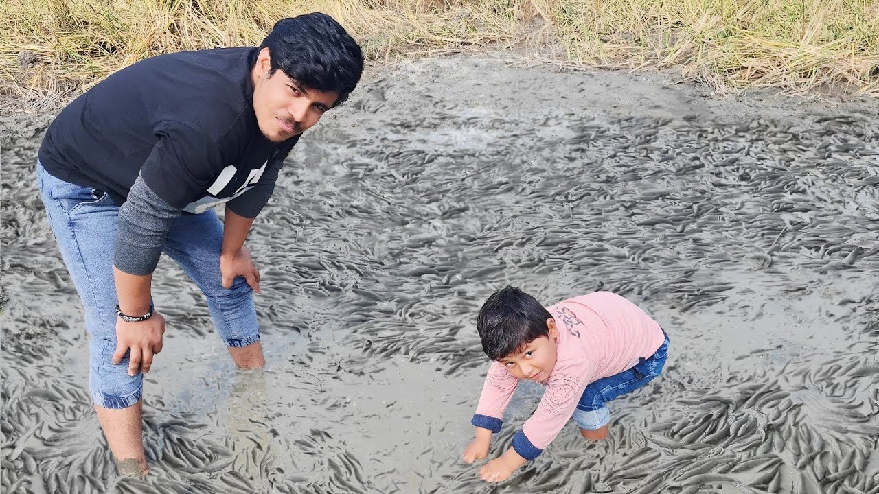 Village Life in Bihar: Local Boys Catch Fish in Pond 🎣 | Bihar Local Boys’ Amazing Village Vlog 🐠✨